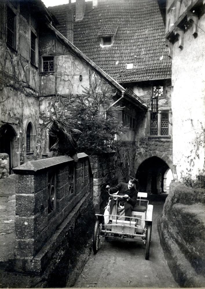 Der Burggeist beäugt das erste Automobil auf der Wartburg, Hans Lucas von Cranach (25.02.1900)