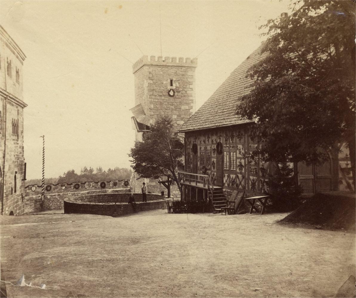 Blick in den geschmückten zweiten Burghof nach Süden, anonym (1867)